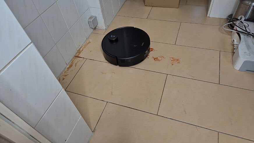 Der MOVA Z60 Ultra lässt im Wischtest nach mehreren Durchläufen Rückstände von Ketchup auf dem Boden zurück.